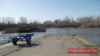 Поиски семьи, утонувшей под Волгоградом, продолжаются