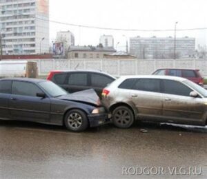 Волгоградский полицейский стал участником тройного ДТП