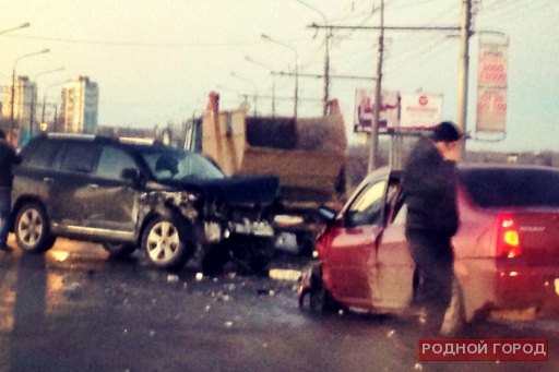 5 автомобилей столкнулись в Волгограде: 2 пострадавших