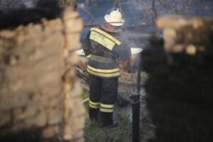 В Волгограде во время пожара женщина с двумя детьми выпрыгнула из окна