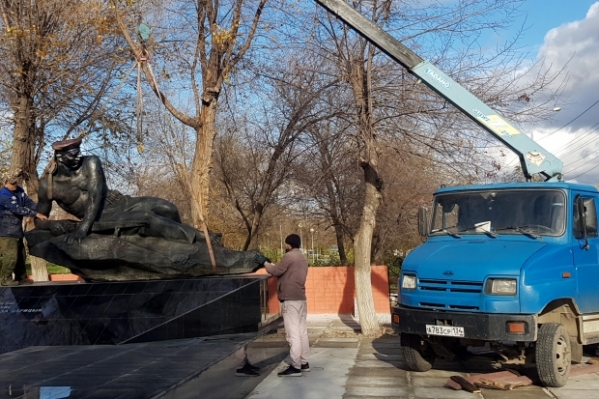 Волгоградцам рассказали, почему на памятнике морякам появились пятна