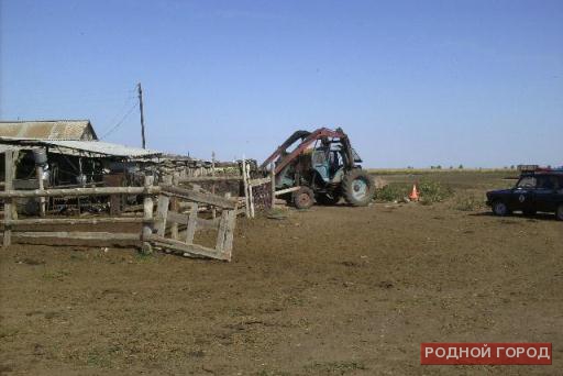 Под Волгоградом мужчина в туалете пострадал от наезда трактора