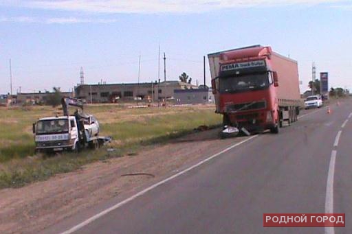 На трассе «Волгоград – Элиста» в ДТП с грузовиком погибли два человека