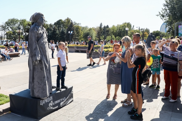 Представители разных эпох «ожили» в центре Волгограда