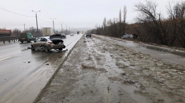 Два человека пострадали в тройном ДТП с грузовиком в Волгограде