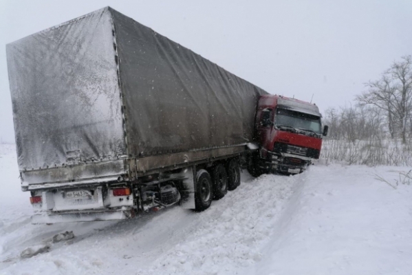 В Волгоградской области на трассе произошло крупное ДТП с грузовиком