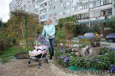 Волгоградцы превратили свой двор в сказочную страну