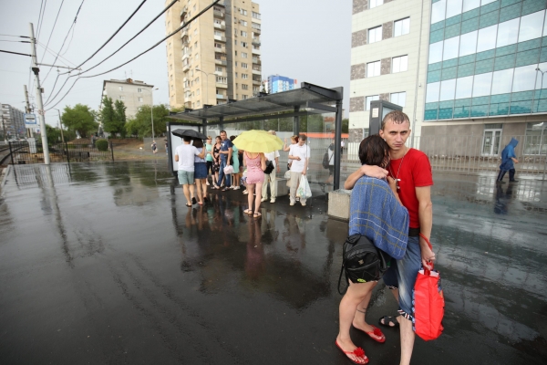 Сильный ливень и гром напугали волгоградцев