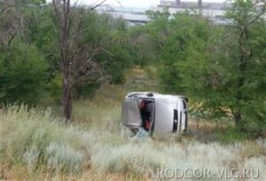 В Волгограде автоледи опрокинулась на «Фиате» из-за дождя