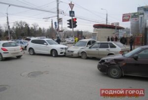 В Ворошиловском районе столкнулись три машины