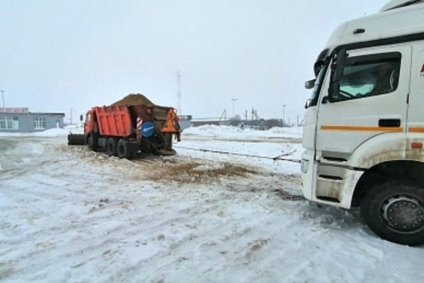 Три фуры застряли в снегу на стоянке АЗС под Волгоградом