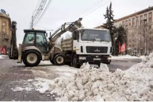 Дорожные службы борются с гололедом на улицах Волгограда