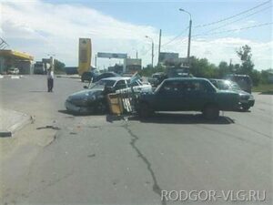 Пенсионер на «семерке» устроил аварию напротив автоцентра в Волгограде