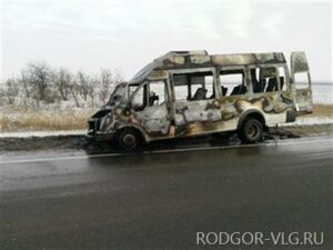 В Волгоградской области на трассе сгорел пассажирский микроавтобус