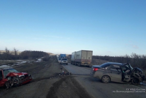 В ДТП под Камышином один человек погиб и двое пострадали