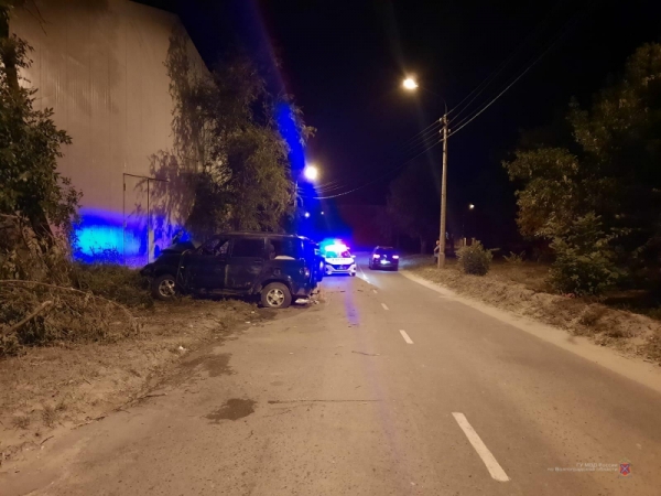 В Волгоградской области УАЗ врезался в дерево: трое пострадали