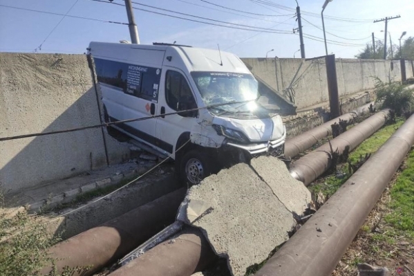 На юге Волгограда маршрутка врезалась в бетонный забор