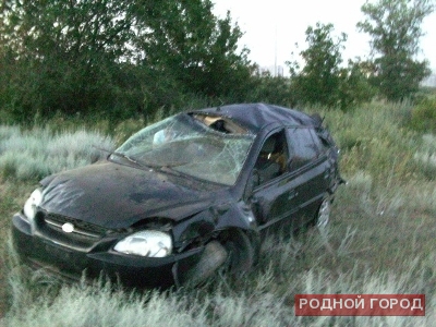 В Волгограде иномарка врезалась в бордюр