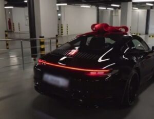 Рэпер Тимати подарил своей возлюбленной автомобиль Porsche