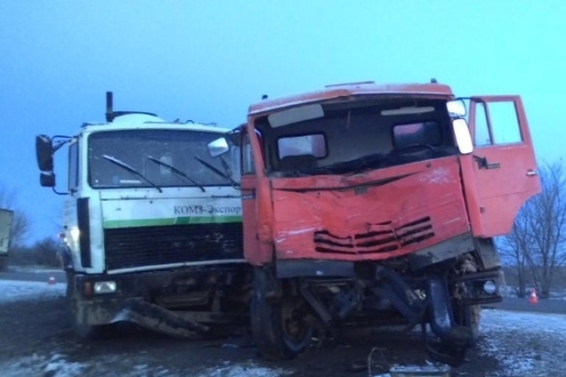 В Волгограде водитель «КамАЗа» пострадал в ДТП с тремя грузовиками