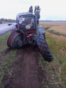 В Волгоградской области водитель «Фольксвагена» врезался в трактор