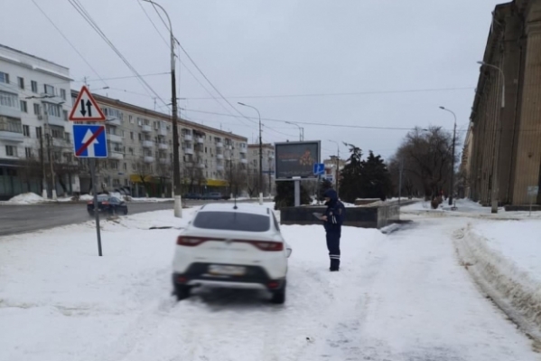 На проспекте Ленина в Волгограде автомобиль влетел в остановку