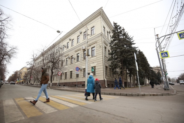 В Волгограде неустановленный водитель сбил женщину на переходе и уехал