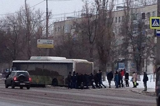 Припаркованные на обочинах машины мешают чистить улицы Волгограда