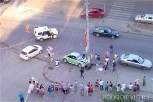 Два сотрудника волгоградской полиции пострадали в ДТП: фото