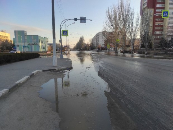 На улице Оломоуцкой в Волжском опять прорвало трубу