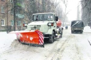 Более 60 машин убирают снег в Волгограде