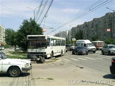 В Волгограде «дачный» автобус смял светофор