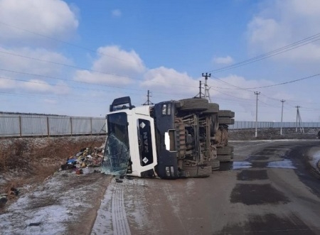 В Волгоградской области перевернулся груженый мусоровоз