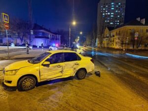 В Волгограде в ДТП с двумя иномарками пострадали водитель и пассажирка