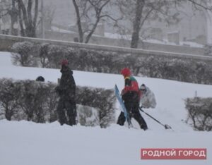 Мартовский снег  в Волгограде «выгнал» на улицу сноубрдистов