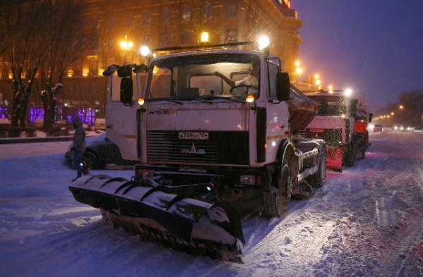 На улицы города вышли 50 спецмашин для уборки снега