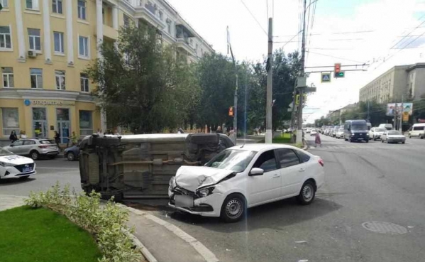 В Волгограде на видео попал момент ДТП с опрокидыванием «Киа Спортаж»