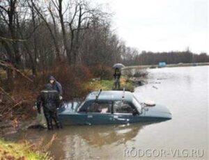 Волгоградка погибла в автомобиле, упавшем в озеро Ярославское