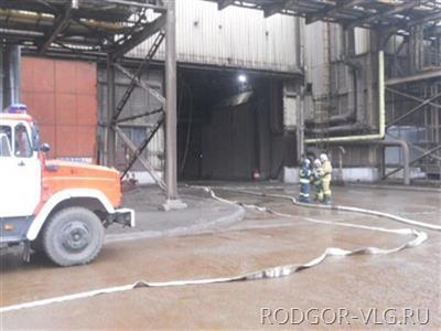 В Волжском горел трубный завод (+фото)