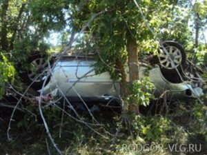 В Урюпинске иномарка опрокинулась в кювет