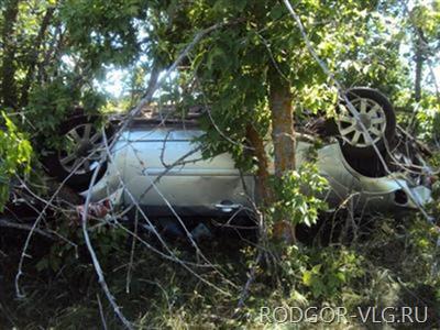 В Урюпинске иномарка опрокинулась в кювет