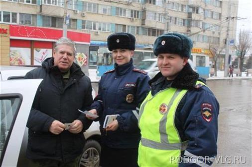 Сотрудники ДПС в Волгограде дарили водителям валентинки