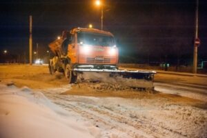 Коммунальщики продолжают бороться с обрушившимся на Волгоград снегопадом