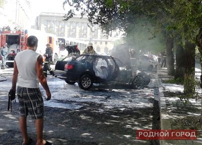 В центре Волгограда сгорела иномарка