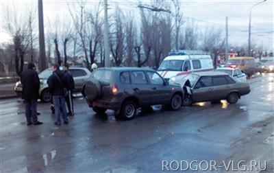 5 автомобилей столкнулись в Дзержинском районе Волгограда