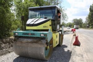 В Волгограде продолжается ремонт дороги на улице Краснополянской