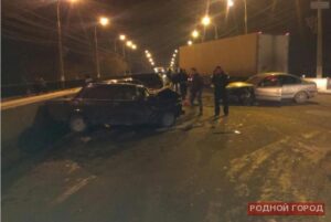 Два человека пострадали в двойном ДТП на юге Волгограда