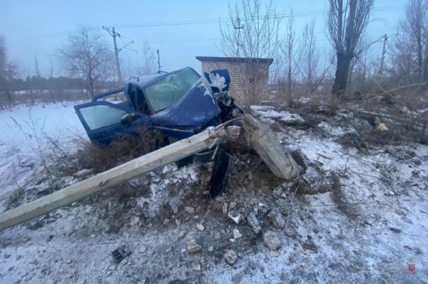 На юге Волгограда молодой водитель на ВАЗе протаранил столб