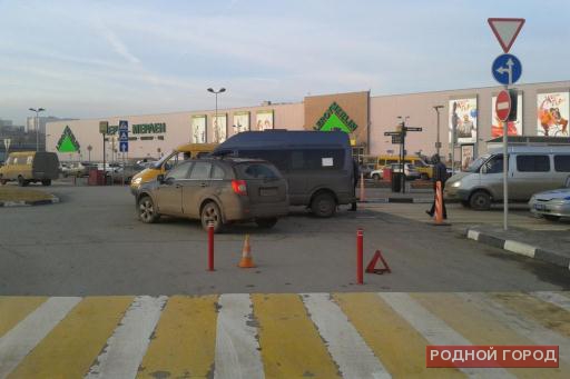 Пассажирка маршрутки пострадала в ДТП у торгового центра Волгограда