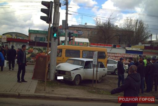 В Волгограде 21-летний водитель на «ВАЗ-21053» въехал в столб